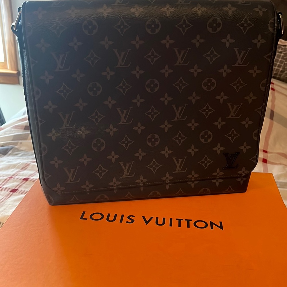 Brand New LV District MM Monogram Eclipse Canvas - Picture 1 of 2
